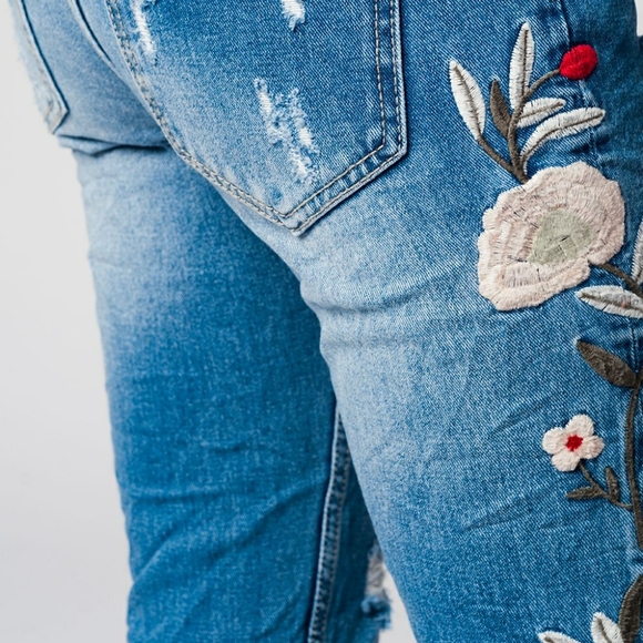 Q2 Boyfriend Embroidered Jean's Best in Bouti… - Picture 5 of 7